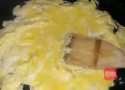 Illustration of how to make fried rice with eggs, ham and sausage 2