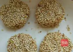 Illustration of how to make colorful lotus root meat pie 16