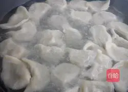 Illustration of how to make Longli fish and celery dumplings 6