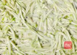 Illustration of making dumplings with loofah stuffing 3