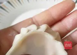 Illustration of how to make carrot, corn and pork dumplings 9