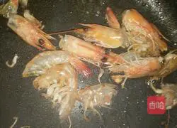 Illustration of how to make shrimp and egg fried rice 3