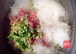 Illustration of how to make steamed large dumplings with radish filling 2