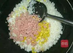 Illustration of how to make ham, corn and egg fried rice 4