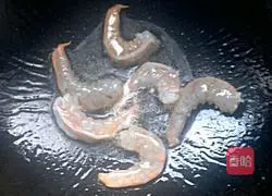 Illustration of how to make shrimp and pineapple fried rice 5