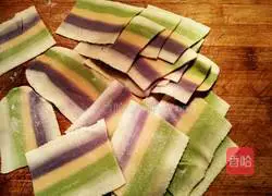 Illustration of how to make colorful Yuanbao wontons 9