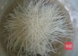 Illustration of how to make eggplant noodles 11