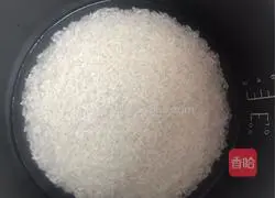 Illustration of how to cook rice in a rice cooker 1