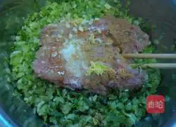 Illustration of how to make celery and meat dumplings 7