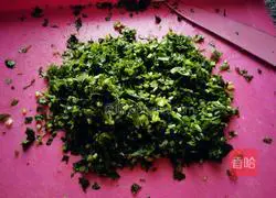 Illustration of how to make beef and celery dumplings 4