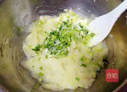 Illustration of how to make various green onion potato cakes 4