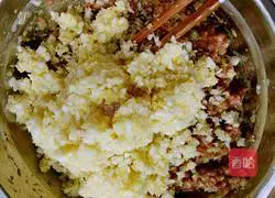 Illustration of how to make cabbage and pork dumplings 4