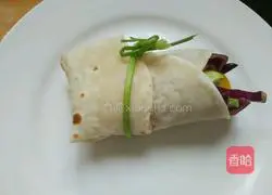 Illustration of how to make two-color pepper and cabbage rolls 9