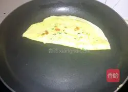 Illustration of how to make egg and green onion cake 10