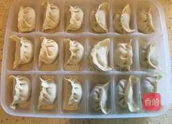 Illustration of how to make pot stickers and dumplings 1