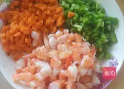 Illustration of how to make fried rice with shrimps, radish, pepper and pickles 2