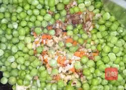 Illustration of how to make fried rice with peas, minced meat and eggs 9