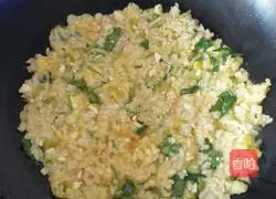 Illustration of how to make salted duck egg fried rice 4