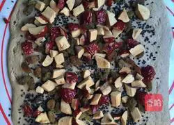 Illustration of how to make red candy kernel steamed buns 3