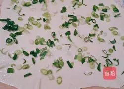 Illustration of how to make crispy scallion pancake 11