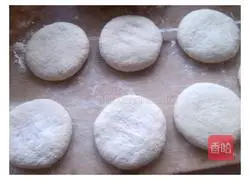 Illustration of how to make original bean dregs dough cake 9