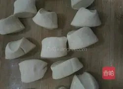 Illustration of how to make potato and pickled vegetable buns 15