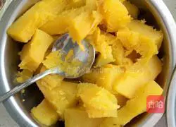 Illustration of how to make pumpkin steamed buns 1