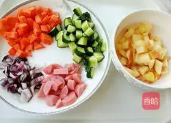 Illustration of how to make curry apple fried rice 2