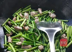 Illustration of how to make fried noodles with garlic and sprouts (home-cooked version) 4