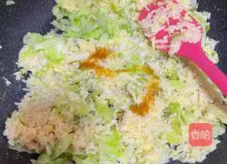 Illustration of how to make cabbage and egg fried rice 11