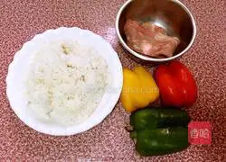 Illustration of how to make fried rice with colored pepper and bacon 1