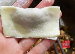 Illustration of how to make wonton noodles with minced pork in oil 4