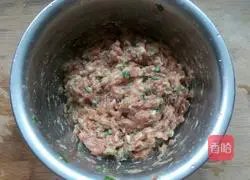 Illustration of how to make homemade pork wontons 3