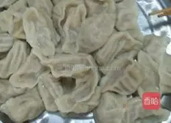 Illustration of how to make black mutton dumplings 7