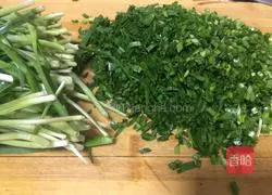 Illustration of how to make dumplings stuffed with pork and chives 9