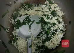 Illustration of how to make stir-fried noodles with minced chives and minced meat 5