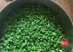 Illustration of how to make steamed buns with pork and cowpea stuffing 3