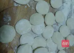 Illustration of how to make fresh meat and water chestnut dumplings 12