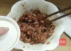 Illustration of how to make beef and celery dumplings 3