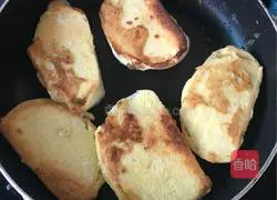 Illustration of how to make fried steamed bun slices 3