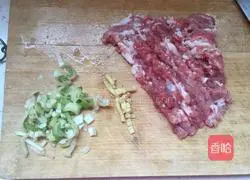 Illustration of how to make broccoli stuffed dumplings 1