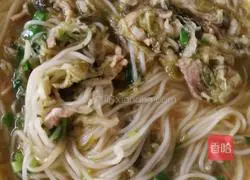 Illustration of making sauerkraut and shredded pork noodles 4