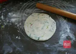 Illustration of how to make fried scallion pancakes 11