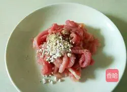 Illustration of how to make double pepper shredded pork fried rice 7