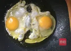 Illustration of how to make peas and eggs fried rice 4