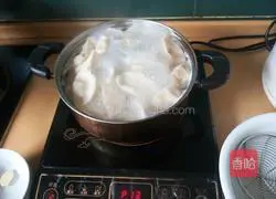 Illustration of how to make dumplings filled with pickled cabbage and meat 6