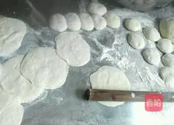 Illustration of how to make steamed buns stuffed with beans and meat stuffing 3