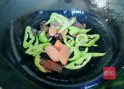 Illustration of how to make fried noodles with preserved meat 5