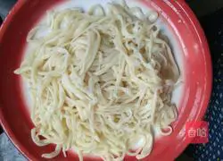 Illustration of how to make strips (mixed noodles) 15