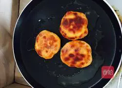 Illustration of how to make crispy persimmon cake 4